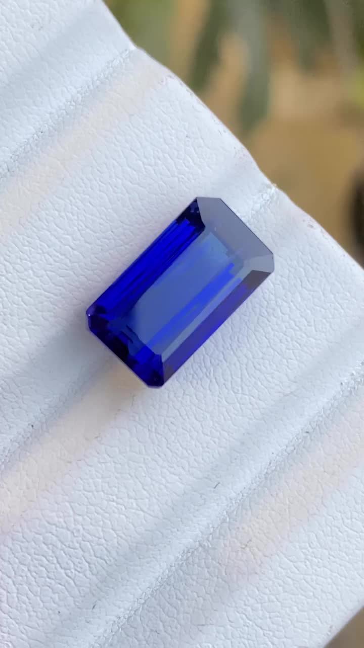 Weight -- 9.50 CT Size. -- 14.30 x 8.20mm Shape -- Octagon Excellent Cut Color. -- Blue Variety -- Natural Tanzanite